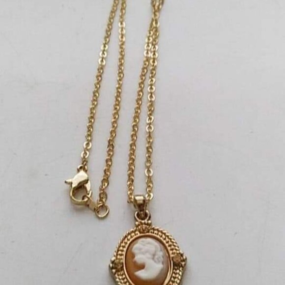 CAMEO STYLE NECKLACE - Picture 1 of 3